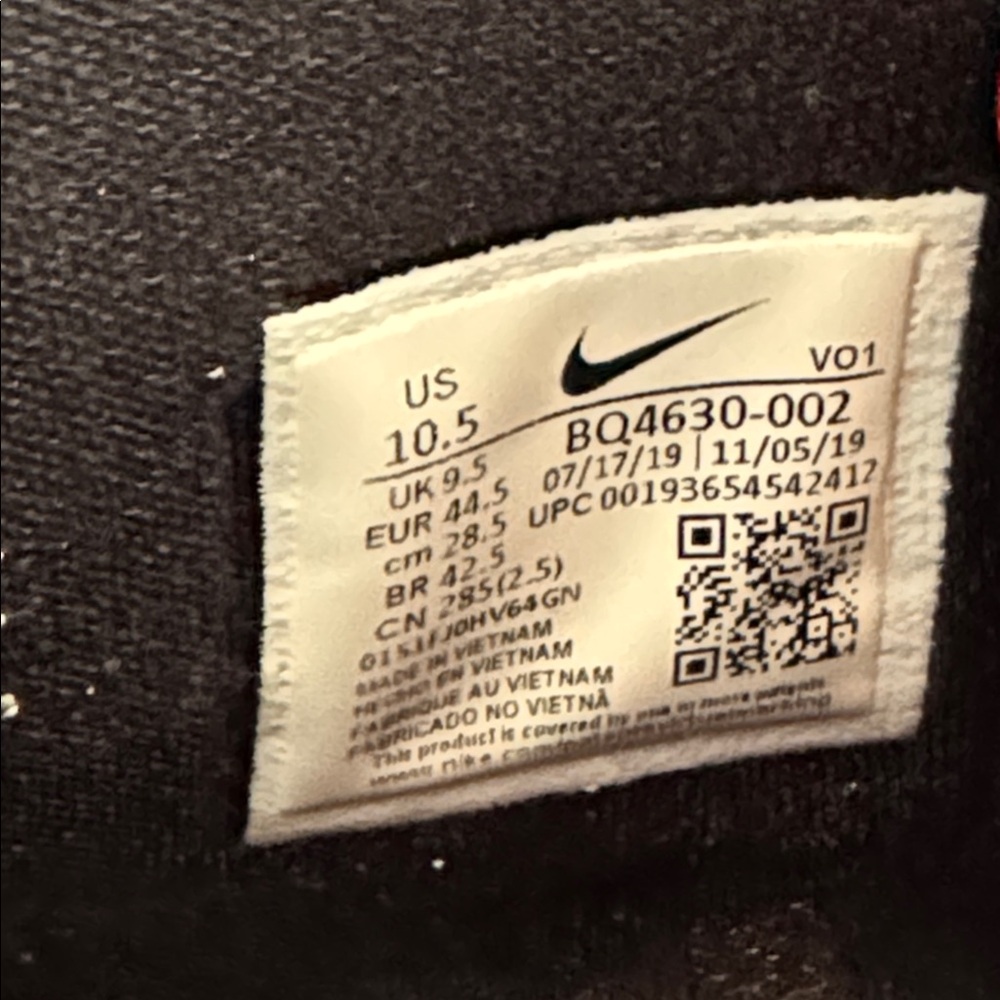 Nike Kyrie Bred 10 1/2 sneakers - Picture 7 of 8